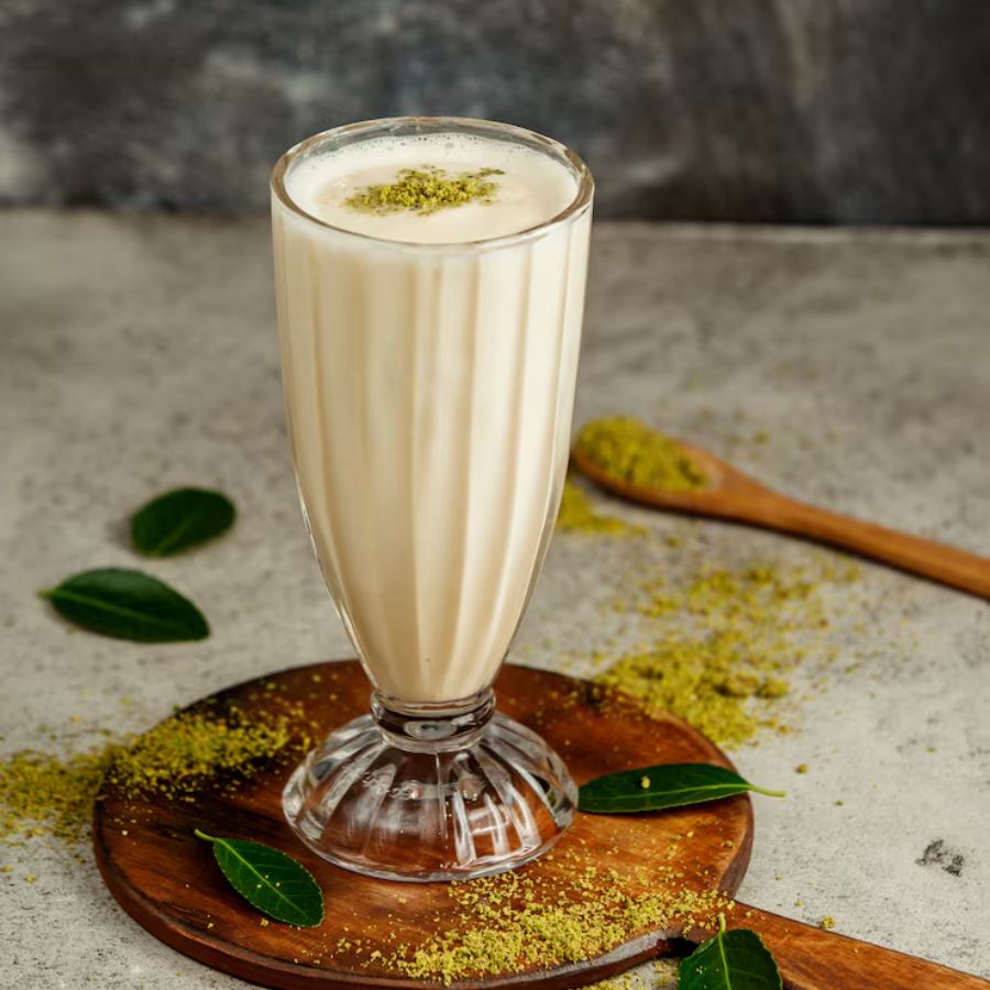 দুধের ছোঁয়ায় রাজকীয় ঠান্ডাই আর কেশর বাদাম দুধ পুজোর কোলাহলে যেন মিষ্টি পরশ আনে।