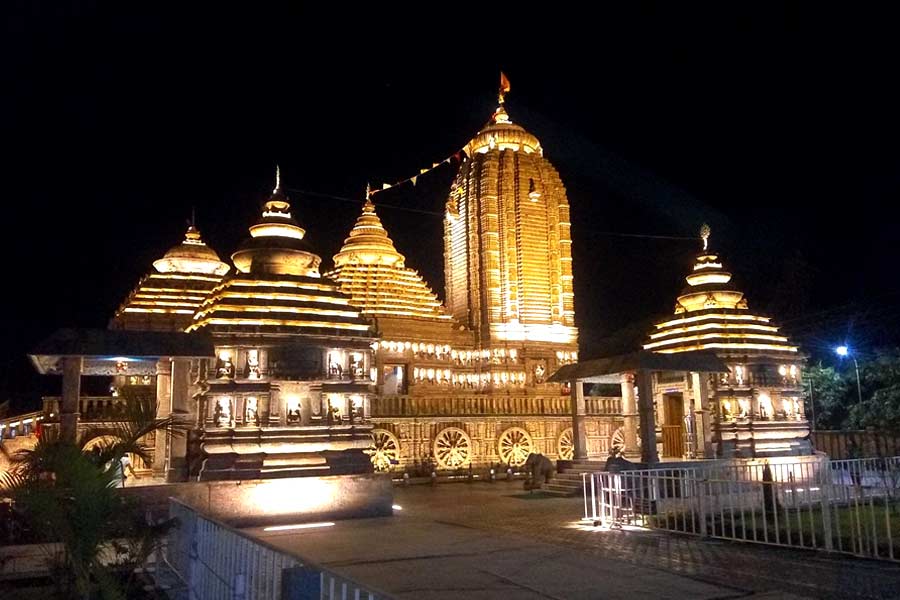 বালেশ্বর থেকে ঘুরে নিন জগন্নাথ মন্দিরটি। রাতের রূপও নজরকাড়া।