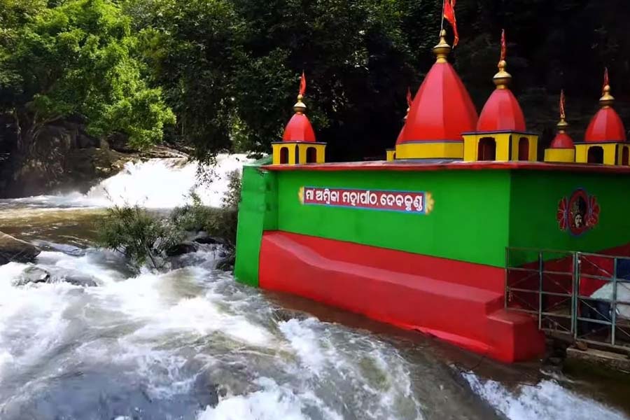 বর্ষায় এমন রূপ থাকে দেবকুণ্ডের। অরণ্যের মধ্যে অম্বিকামন্দির।