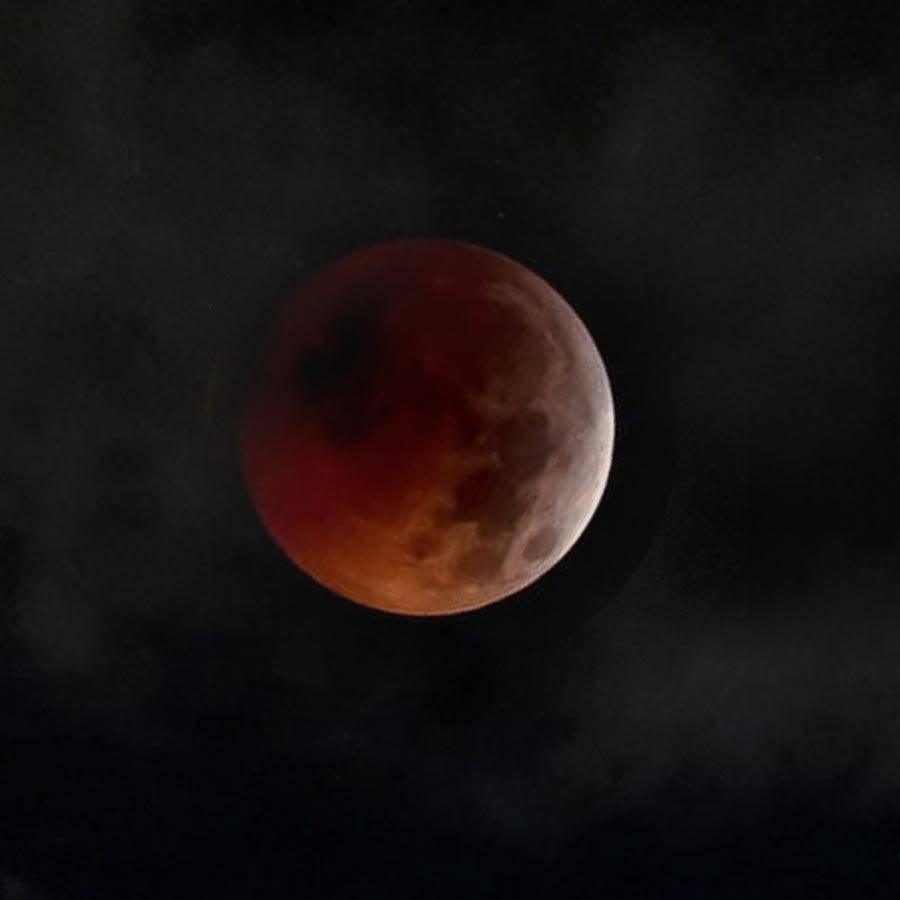 রাত ১১টা ৫ মিনিটে কলকাতা থেকে চাঁদের ছবি।