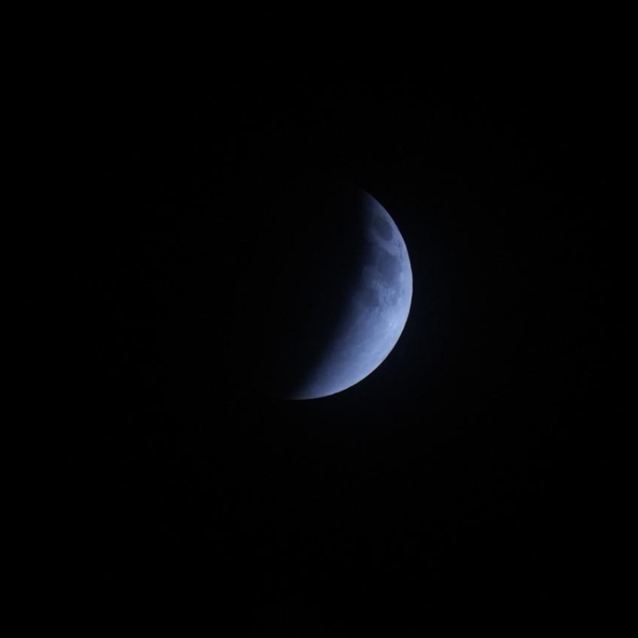 লখনউ থেকে তোলা চাঁদের ছবি।