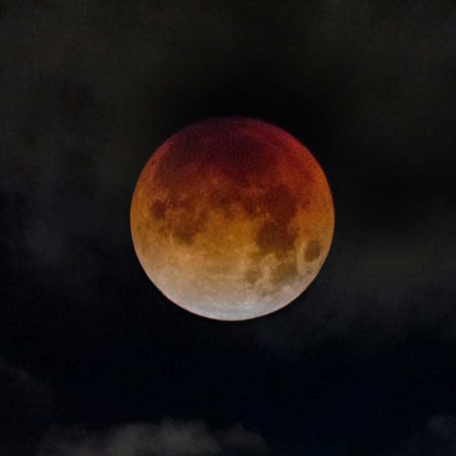 কলকাতা থেকে রাত ১২টা ১৫ মিনিটে তোলা চাঁদের ছবি।