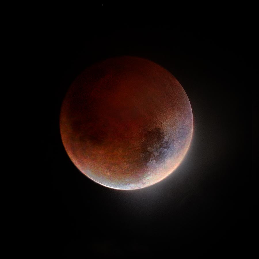 রাত সাড়ে ১২টা। কলকাতা থেকে পূর্ণগ্রাস-শেষের চাঁদের ছবি।