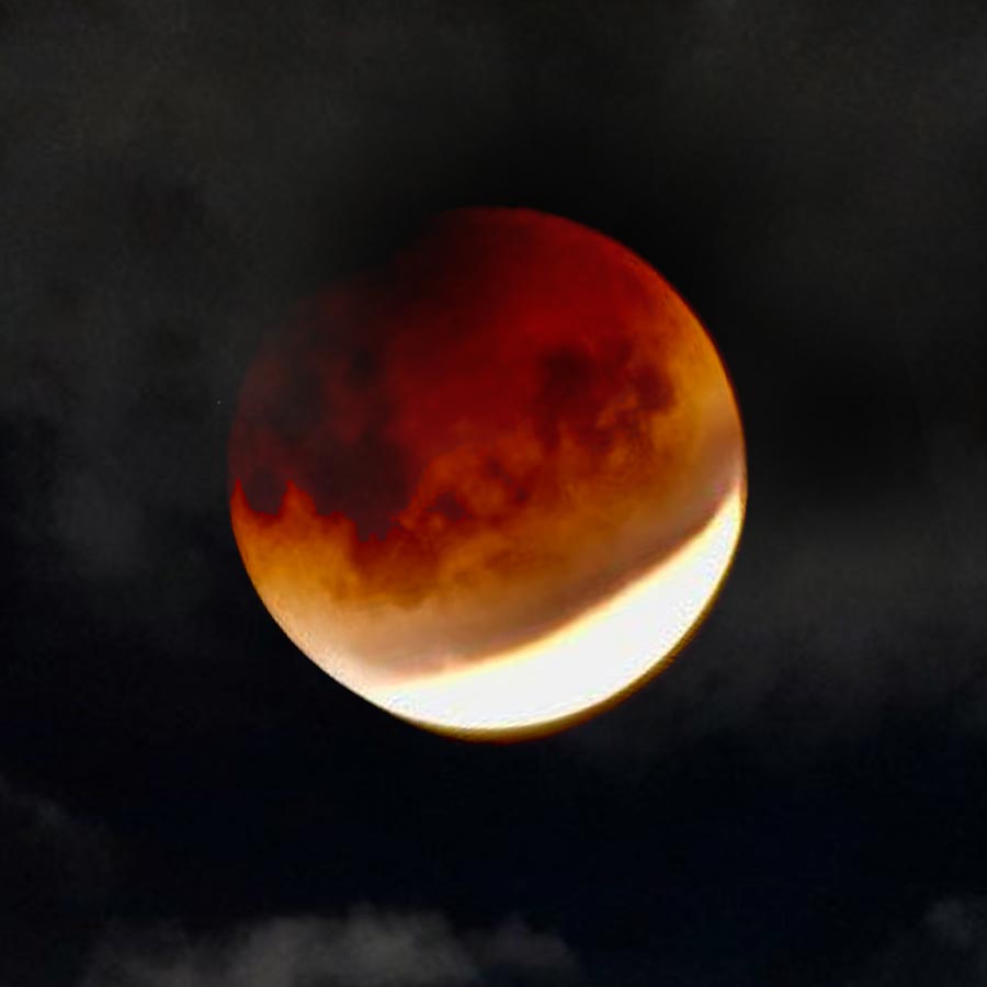 রাত ১২টা ৩৫ মিনিট! লাল চাদর সরিয়ে কলকাতার আকাশে আবার দেখা দিল চাঁদের আলো।