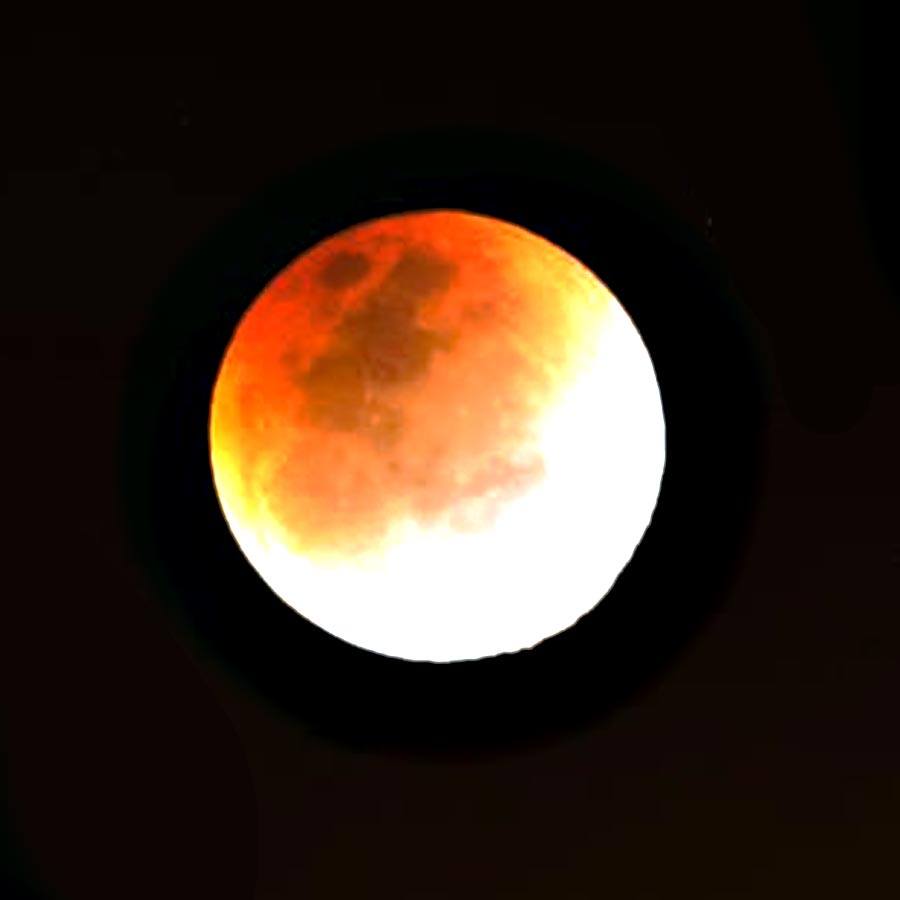 কলকাতা থেকে রাত ১২টা ৫০ মিনিটে তোলা ছবি।