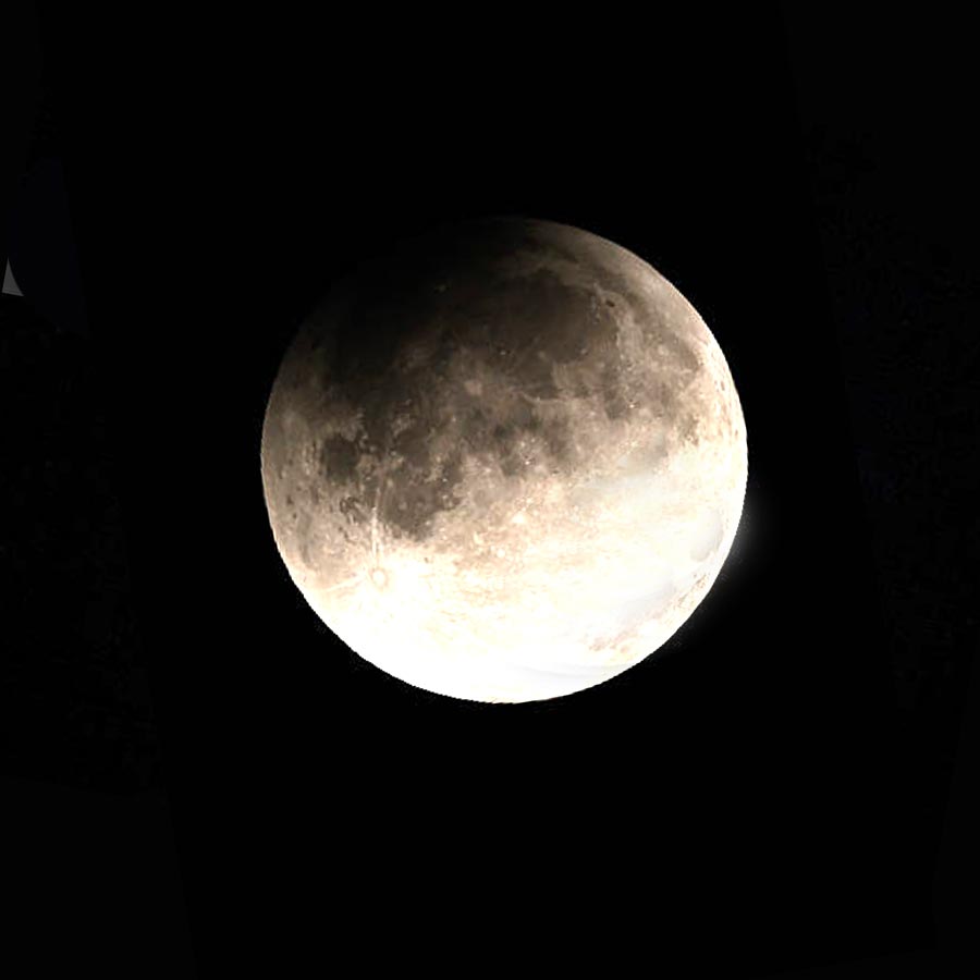 কলকাতা থেকে তোলা চন্দ্রগ্রহণের শেষ মুহূর্ত।