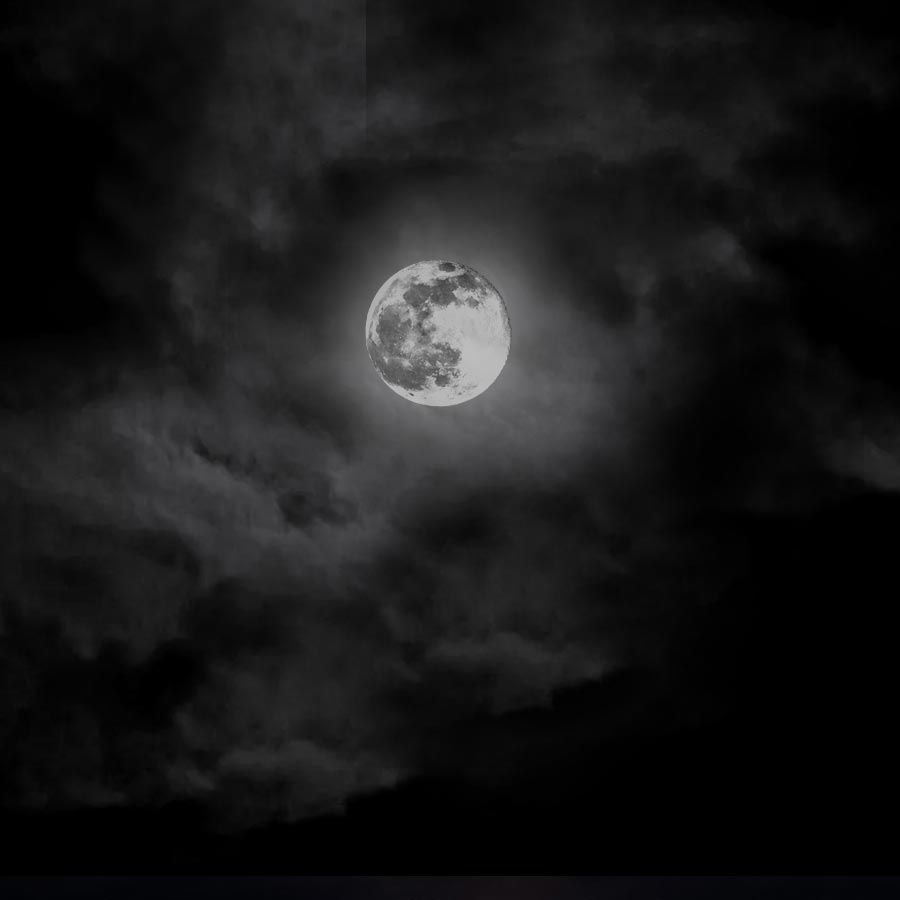 কলকাতার আকাশে রাত ১টা ২০ মিনিট নাগাদ আবার দেখা মিলল সম্পূর্ণ চাঁদের। আর নেই লাল রং।।