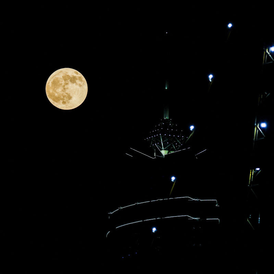 দুবাইয়ের আকাশেও দেখা গেল ‘রক্তচাঁদ’। 