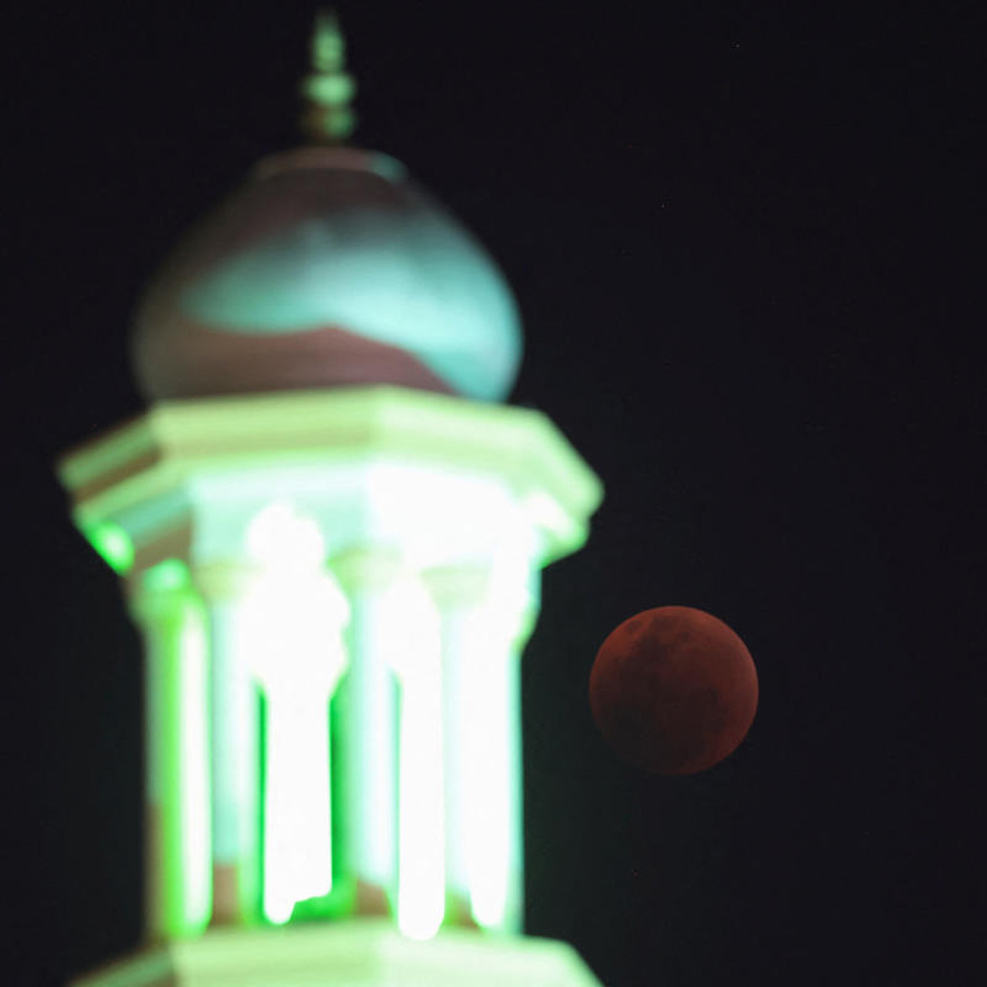 দক্ষিণ আফ্রিকার কেপ শহরের আকাশে ফুটে উঠল লাল বর্ণের চাঁদ। 