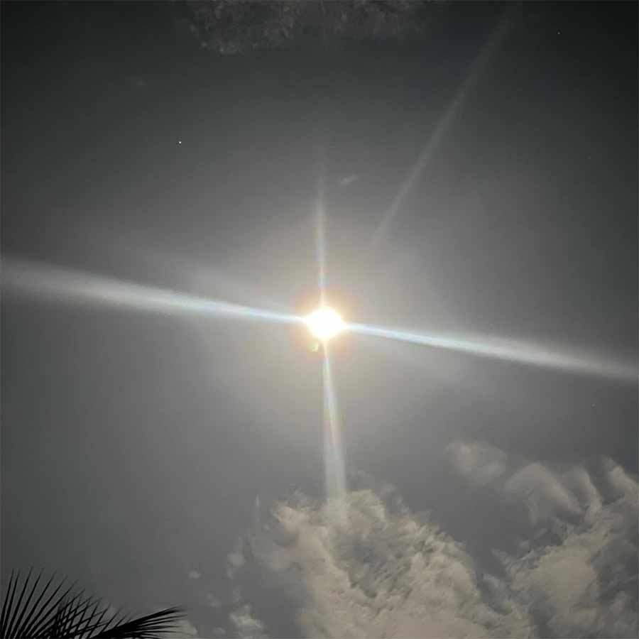 কলকাতার আকাশের ছবি। সময় তখন রাত ১টা ৩০ মিনিট। 