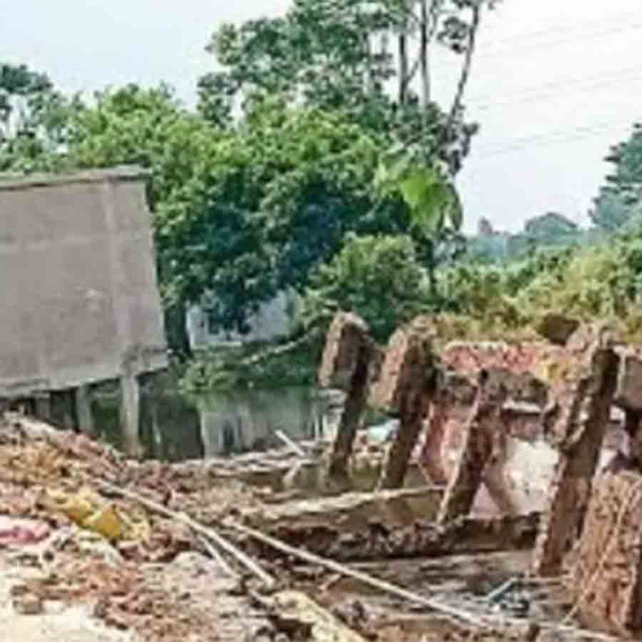 Underconstruction building collapsed at Domjur, no casualties reported