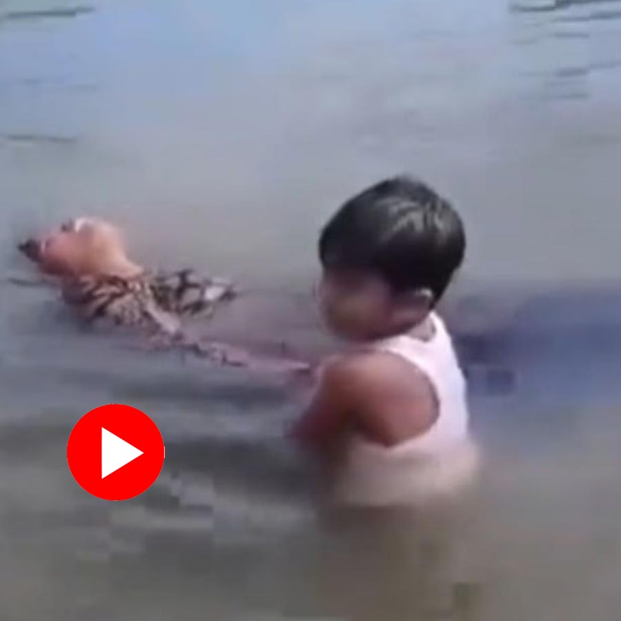 Video shows instead of helping people capturing child as he tries to take out mother’s dead body from water