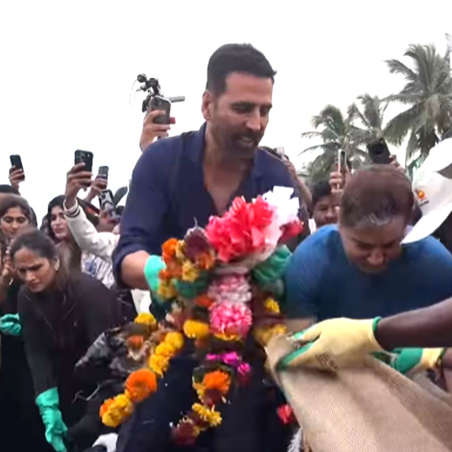 akshay Kumar cleaning up mumbai beaches after ganpati utsav dgtl