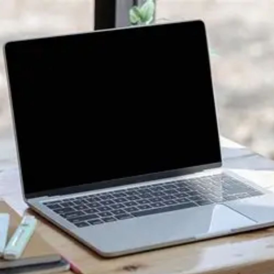 এইচপি ১৫এস রিজেন ৩ ল্যাপটপ: এই ল্যাপটপটি তার মসৃণ পারফরম্যান্সের জন্য খুবই জনপ্রিয়। এতে রয়েছে এএমডি রিজেন ৩ প্রসেসর এবং ৮জিবি ব়্যাম, যা মাল্টিটাস্কিংয়ের জন্য আদর্শ। ২৫৬জিবি বা ৫১২জিবি এসএসবি স্টোরেজ-সহ পাওয়া যায়। যা ল্যাপটপের কাজের গতি অনেক বাড়িয়ে দেয়। স্টাইলিশ ডিজাইন, ভালো ব্যাটারি লাইফ এবং দ্রুত চার্জিং সুবিধা রয়েছে।