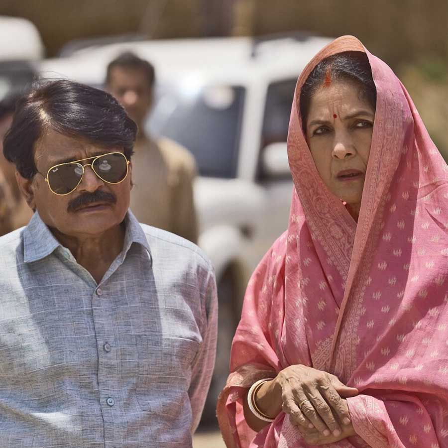 Husband of Delhi CM Rekha Gupta seen at official meeting dgtl