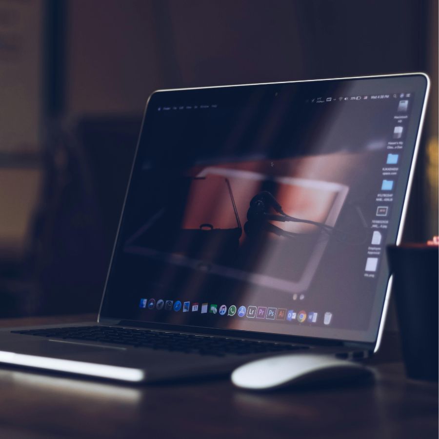 ডেল ভস্ত্রো ৩৫২৫: পেশাদার এবং শিক্ষার্থীদের জন্য এই মডেলটি একটি নির্ভরযোগ্য হতে পারে। এতে আছে এএমডি রিজেন ৩ বা ইন্টেল কোর আই৩ প্রসেসর, যা দৈনন্দিন কাজ অনায়াসে সামলাতে পারে। ৮জিবি ব়্যাম এবং ২৫৬জিবি এসএসডি স্টোরেজ-সহ এই ল্যাপটপটি খুব দ্রুত কাজ করে। এর ১৬-ইঞ্চির এফএইচডি ডিসপ্লে এবং ভালো ব্যাটারি লাইফ এটিকে আরও আকর্ষণীয় করে তোলে।