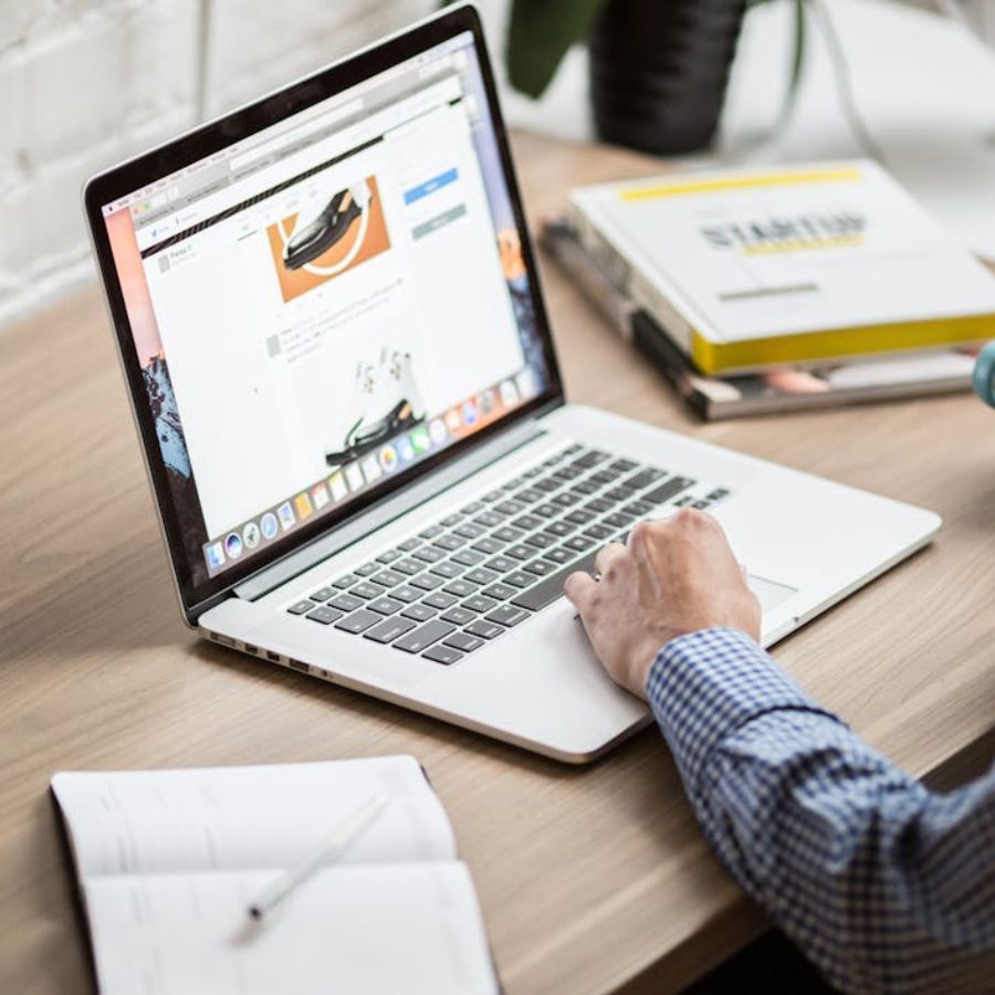 লেনোভো আইডিয়াপ্যাড স্লিম ৩: এটি একটি স্লিম এবং হালকা ল্যাপটপ, যা বহন করা খুব সহজ। এতে আছে এএমডি রিজেন ৩ বা ইন্টেল কোর আই৩ প্রসেসর এবং ৮জিবি ব়্যাম। ৫১২জিবি এসএসডি স্টোরেজ এটিকে আরও দ্রুত এবং কার্যকরী করে তোলে। স্টেরিও স্পিকার এবং প্রাইভেসি শাটার-সহ এইচডি ওয়েবক্যামের মতো কিছু আধুনিক ফিচারও এতে আছে।