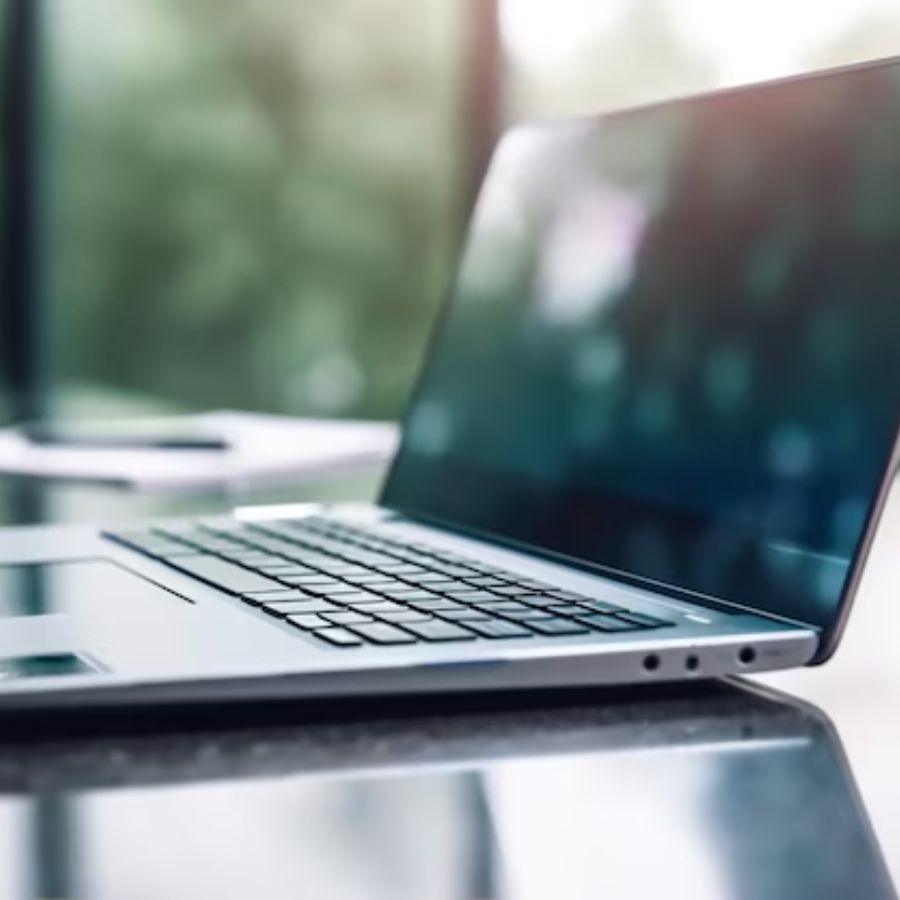 আসুস ভিভোবুক ১৫ (২০২৩): আসুস তার নির্ভরযোগ্য পারফরম্যান্সের জন্য পরিচিত। এই ল্যাপটপে আছে ইন্টেল কোর আই৩ প্রসেসর এবং ৮জিবি ব়্যাম। ৫১২জিবি এসএসডি স্টোরেজ রয়েছে, যা দ্রুত বুটআপ এবং অ্যাপ্লিকেশন লোডিং নিশ্চিত করে। এই ল্যাপটপটি হালকা এবং এর এরগনোমিক ডিজাইন এটিকে টাইপিংয়ের জন্য আরামদায়ক করে তোলে।