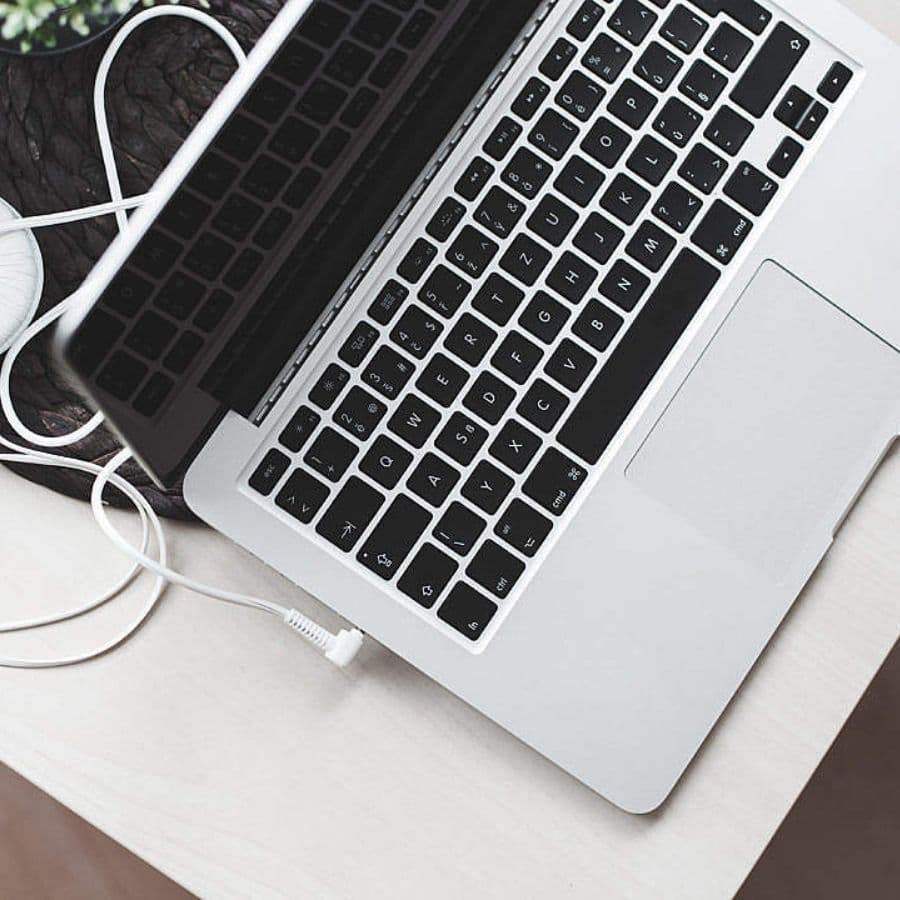 এসার অ্যাপায়ার ৩: ৩০,০০০ টাকার বাজেটে এটি একটি খুবই ভালো ল্যাপটপ। এতে আছে এএমডি রিজেন ৩ বা ইন্টেল কোর আই৩ প্রসেসর, যা গ্রাফিক্স এবং গেমসের জন্য ভালো। ৮জিবি ব়্যাম এবং ৫১২জিবি এসএসডি এটিকে দ্রুত কাজ করার ক্ষমতা দেয়। এর ফুল এইচডি ডিসপ্লে এবং ভালো ব্যাটারি লাইফ এটিকে আরও ব্যবহারের উপযোগী করে তোলে।