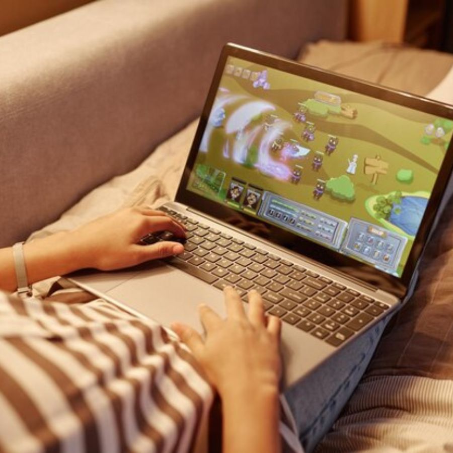 এমএসআই মডার্ন ১৪: গেমারদের মধ্যে এমএসআই খুবই জনপ্রিয়। তবে তাদের এই ল্যাপটপটি সাধারণ ব্যবহারের জন্যও দুর্দান্ত। এতে আছে ইন্টেল কোর আই৩ প্রসেসর এবং ৮জিবি ব়্যাম। ৫১২জিবি এসএসডি স্টোরেজ-সহ, এটি প্রতিদিনের কাজ খুব দ্রুত করতে পারে। এর স্লিম এবং হালকা ডিজাইন এটিকে দেখতে খুব আকর্ষণীয় করে তোলে।