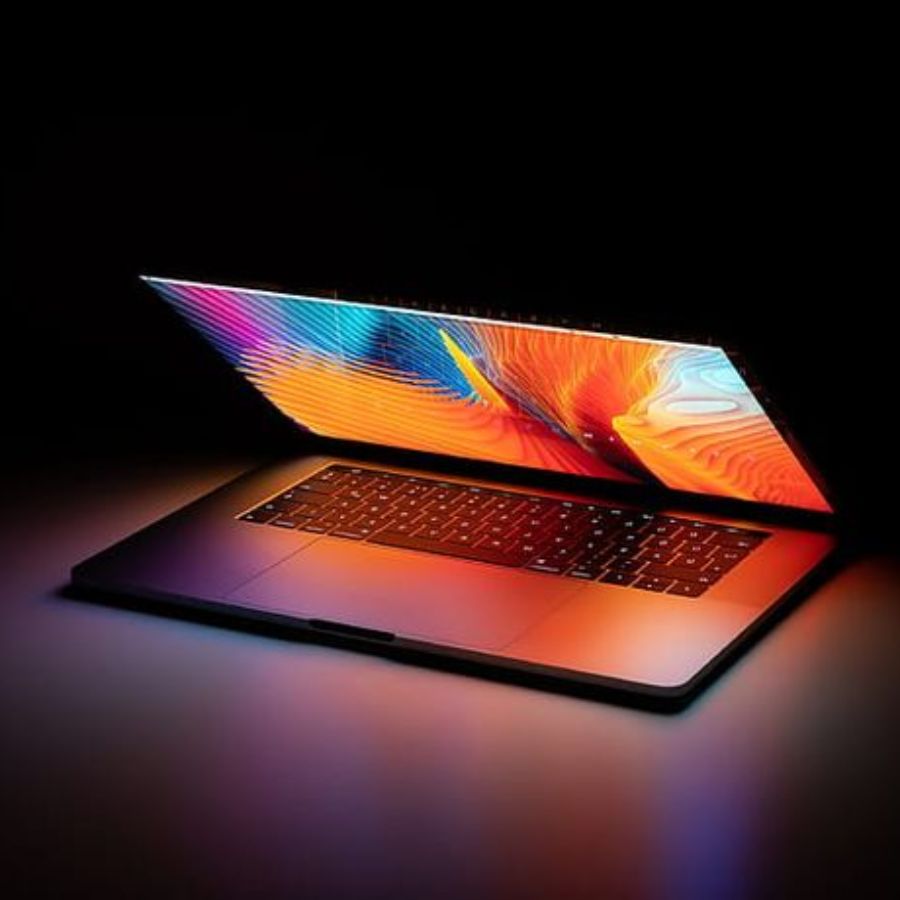 টেকনো মেগাবুক টি১: টেকনো তাদের মোবাইলের জন্য পরিচিত, কিন্তু তাদের এই ল্যাপটপটিও বেশ ভালো। এতে আছে ইন্টেল কোর আই৩ প্রসেসর এবং ৮জিবি ব়্যাম। ৫১২জিবি এসএসডি স্টোরেজ এবং একটি ভালো ডিসপ্লে-সহ এই ল্যাপটপটি আপনার দৈনন্দিন কাজের জন্য যথেষ্ট। এর মেটালিক বডি এবং স্লিম ডিজাইন এটিকে প্রিমিয়াম লুক দেয়।