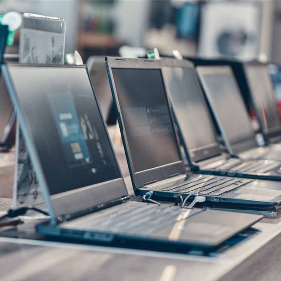 ল্যাপটপ কেনার আগে আপনার প্রয়োজন অনুযায়ী প্রসেসর এবং স্টোরেজ বেছে নিন। যদি আপনার প্রধান কাজ ওয়েব ব্রাউজিং, ডকুমেন্ট লেখা বা সিনেমা দেখা হয়, তাহলে উল্লেখিত মডেলগুলি আপনার জন্য যথেষ্ট। গেমিং বা ভিডিয়ো এডিটিংয়ের জন্য আরও শক্তিশালী ল্যাপটপ প্রয়োজন হতে পারে।  (দ্রষ্টব্য: পণ্যের দাম পরিবর্তনশীল এবং বিক্রেতার উপর নির্ভরশীল। কেনার আগে বিক্রেতার সাথে যোগাযোগ করে বর্তমান দাম ও অফার জেনে নেওয়া উচিত।)  এই প্রতিবেদনটি ‘আনন্দ উৎসব’ ফিচারের একটি অংশ।