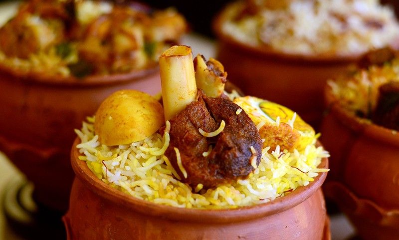 অউধ ১৫৯০ : ঠিকানা: দেশপ্রিয় পার্ক, সল্ট লেক, নাকতলা, রাজারহাট ইত্যাদি। সিগনেচার ডিশ: অওয়াধি বিরিয়ানি। দাম: প্রায় ৪০০-৬০০ টাকা। সময়: দুপুর ১২টা থেকে বিকেল ৩টে, এবং সন্ধ্যা ৬:৩০ থেকে রাত ১০:৩০ পর্যন্ত। কেন খাবেন: লখনউয়ের রাজকীয় অওয়াধি খাবারের স্বাদ নিতে হলে অউধ ১৫৯০-এর বিকল্প নেই। এখানকার বিরিয়ানি মশলার সুগন্ধে ভরপুর এবং এদের রান্নার পদ্ধতি, যা 'দম-পুখত' নামে পরিচিত, তা খাবারের স্বাদ যেন আরও বাড়িয়ে তোলে।