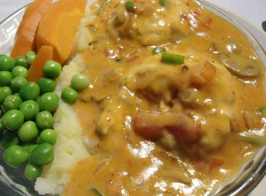 মোকাম্বো: ঠিকানা: পার্ক স্ট্রিট। সিগনেচার ডিশ: ফিশ আ লা ডায়ানা। দাম: প্রায় ৭০০-১০০০ টাকা। সময়: দুপুর ১২টা থেকে রাত ১১টা পর্যন্ত। কেন খাবেন: সেই ১৯৫৬ সাল থেকে কলকাতার খাদ্যরসিকদের মন জয় করে আসছে মোকাম্বো। ফিশ আ লা ডায়ানা এখানকার অন্যতম জনপ্রিয় একটি পদ। এটি মূলত সুস্বাদু সসে ডোবানো মাছের ফিলে, যা স্বাদে অতুলনীয়।