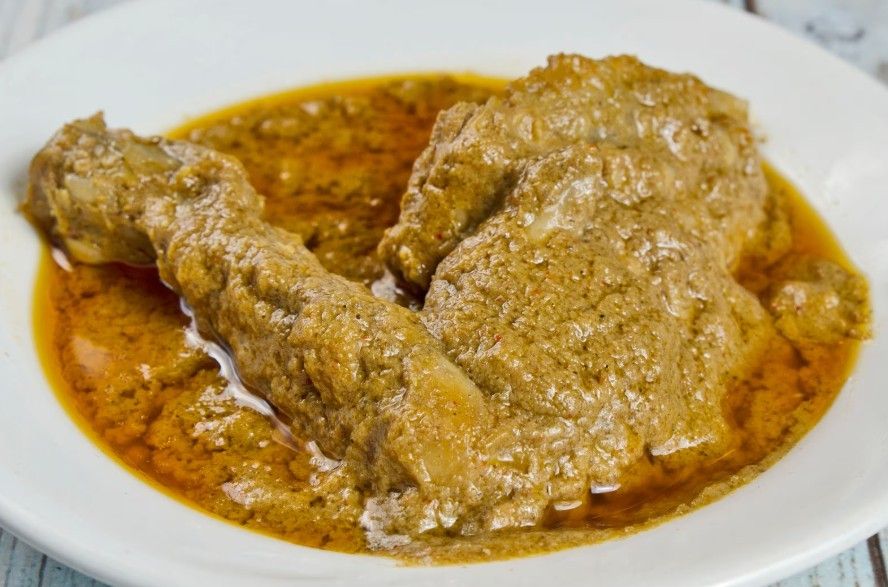 আমিনিয়া: ঠিকানা: নিউ মার্কেট, এসপ্ল্যানেড, শ্যামবাজার ইত্যাদি। সিগনেচার ডিশ: আমিনিয়া স্পেশাল চিকেন চাঁপ। দাম: প্রায় ৪০০-৫০০ টাকা। সময়: সকাল ১১:৩০ থেকে রাত ১১:৩০ পর্যন্ত। কেন খাবেন: কলকাতার অন্যতম প্রাচীন এই রেস্তরাঁটি তার চাঁপ এবং বিরিয়ানির জন্য পরিচিত। এখানকার চাঁপ অত্যন্ত ঘন এবং মশলাদার, যা পরোটা বা রুমালি রুটির সঙ্গে খেতে দারুণ লাগে।