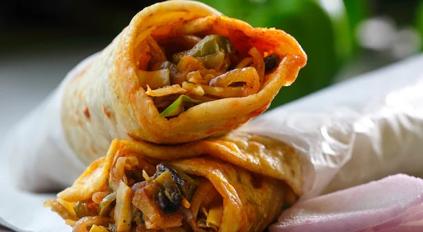 চিন্তা'স: ঠিকানা: গড়িয়াহাট। সিগনেচার ডিশ: চিকেন রোল। দাম: প্রায় ১০০-১৫০ টাকা। সময়: বিকেল ৪টে থেকে রাত ৯টা পর্যন্ত। কেন খাবেন: গড়িয়াহাটের এই ছোট্ট দোকানটি তার সুস্বাদু রোলের জন্য বিখ্যাত। ভরপেট এবং সুস্বাদু চিকেন রোল এখানকার সবচেয়ে জনপ্রিয় খাবারগুলির মধ্যে একটি।