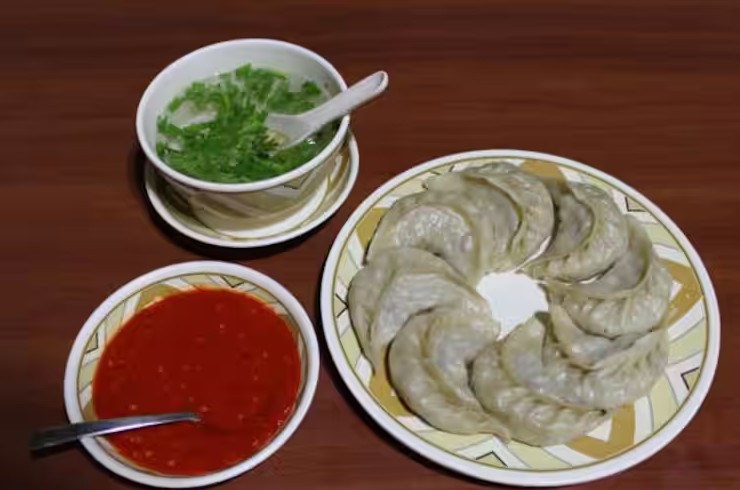 ব্লু পপি: ঠিকানা: সল্ট লেক, নিউ টাউন। সিগনেচার ডিশ: চিকেন মোমো। দাম: প্রায় ২৫০-৩৫০ টাকা। সময়: দুপুর ১২:৩০ থেকে রাত ১০:৩০ পর্যন্ত। কেন খাবেন: মোমোপ্রেমীদের জন্য এটি একটি আদর্শ জায়গা। নরম এবং রসালো চিকেন মোমোর সঙ্গে স্পাইসি স্যুপ এবং সস আপনার মোমো খাওয়ার অভিজ্ঞতা একশো গুণ ভাল করে দিতেই পারে।