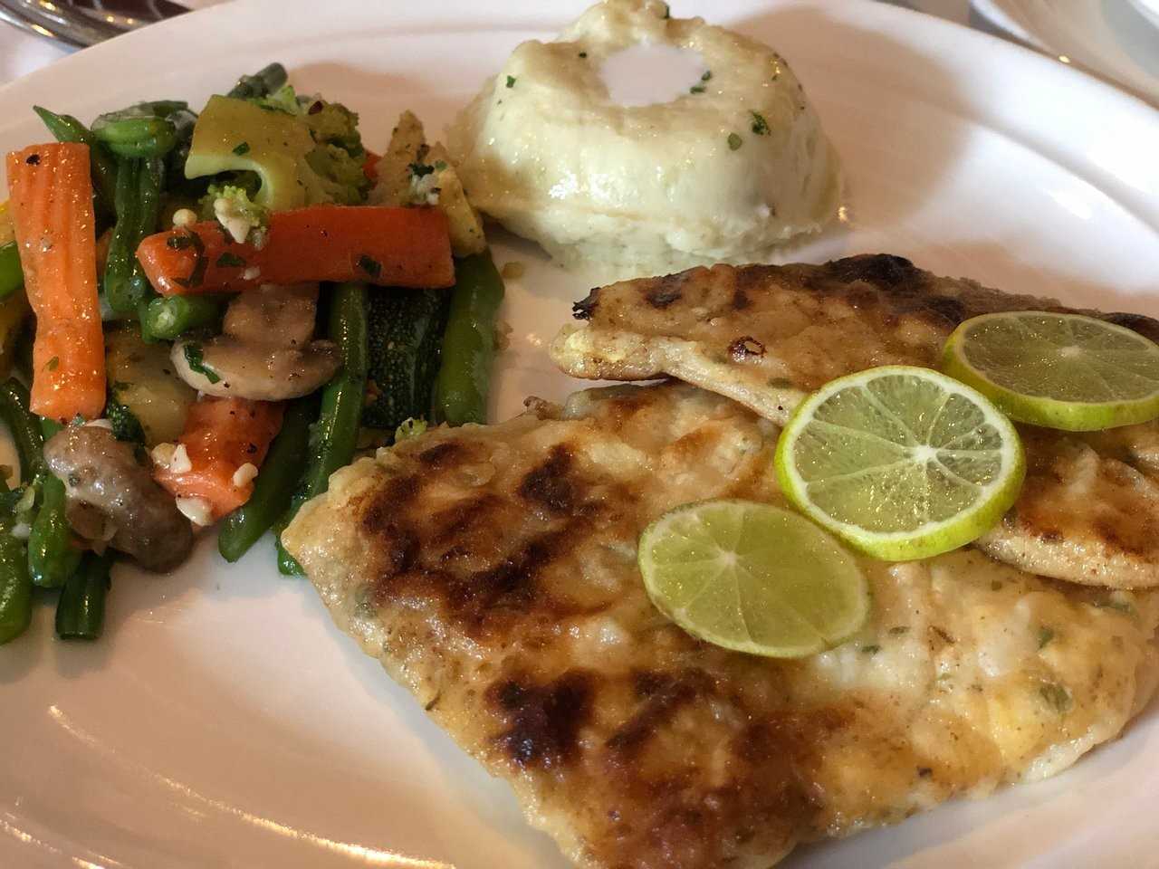 ট্রিঙ্কাস: ঠিকানা: পার্ক স্ট্রিট। সিগনেচার ডিশ: ফিশ ম্যঁনিয়ে। দাম: প্রায় ৭০০-১০০০ টাকা। সময়: দুপুর ১২:৩০ থেকে রাত ১১টা পর্যন্ত। কেন খাবেন: ঐতিহাসিক এই রেস্তরাঁটি কেবল তার লাইভ মিউজিক নয়, বরং খাবারের জন্যও সুপরিচিত। এখানকার ফিশ ম্যঁনিয়ে হল হালকা ফ্রাই করা মাছের ফিলে, যা লেবু ও পার্সলের সস দিয়ে পরিবেশন করা হয়। এই পদটি স্বাদে এবং গন্ধে আপনাকে মুগ্ধ করবে।  (এই প্রতিবেদনটি ‘আনন্দ উৎসব’ ফিচারের একটি অংশ)।