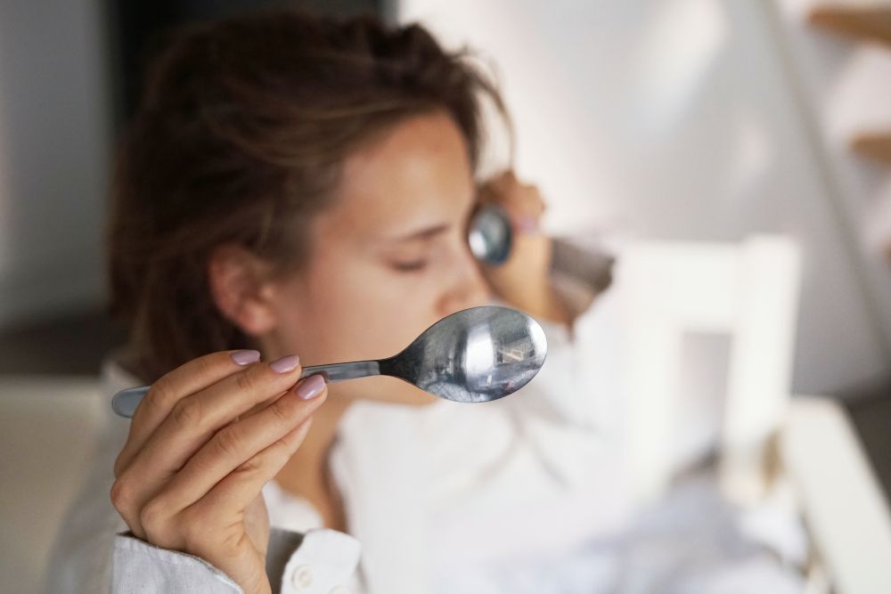 ঠান্ডা কম্প্রেস: চোখের চারপাশের ফোলা ভাব এবং রক্তনালী সংকুচিত করতে সাহায্য করে। এটি চোখের ক্লান্তি দূর করে এবং কালো দাগ হালকা করে। একটি পরিষ্কার কাপড়ে কয়েকটি বরফের টুকরো অথবা ঠান্ডা জলের মধ্যে ডুবিয়ে রাখা চামচ জড়িয়ে চোখের উপর রাখুন ৫-১০ মিনিটের জন্য।