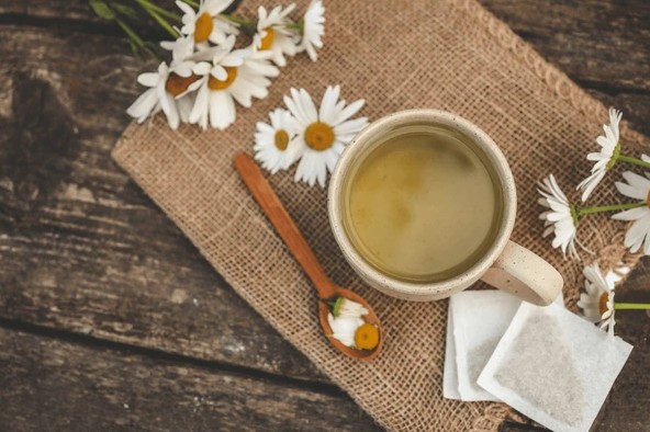 টি ব্যাগ ব্যবহার: গ্রিন টি অথবা ক্যামোমাইল টি ব্যাগে থাকা ক্যাফেইন এবং অ্যান্টি-অক্সিডেন্ট চোখের নীচে রক্ত চলাচল বাড়াতে সাহায্য করে এবং ফোলা ভাব কমায়। ব্যবহৃত দু’টি টি ব্যাগ ফ্রিজে ঠান্ডা করুন। এর পর চোখের উপর ১০-১৫ মিনিটের জন্য রাখুন।