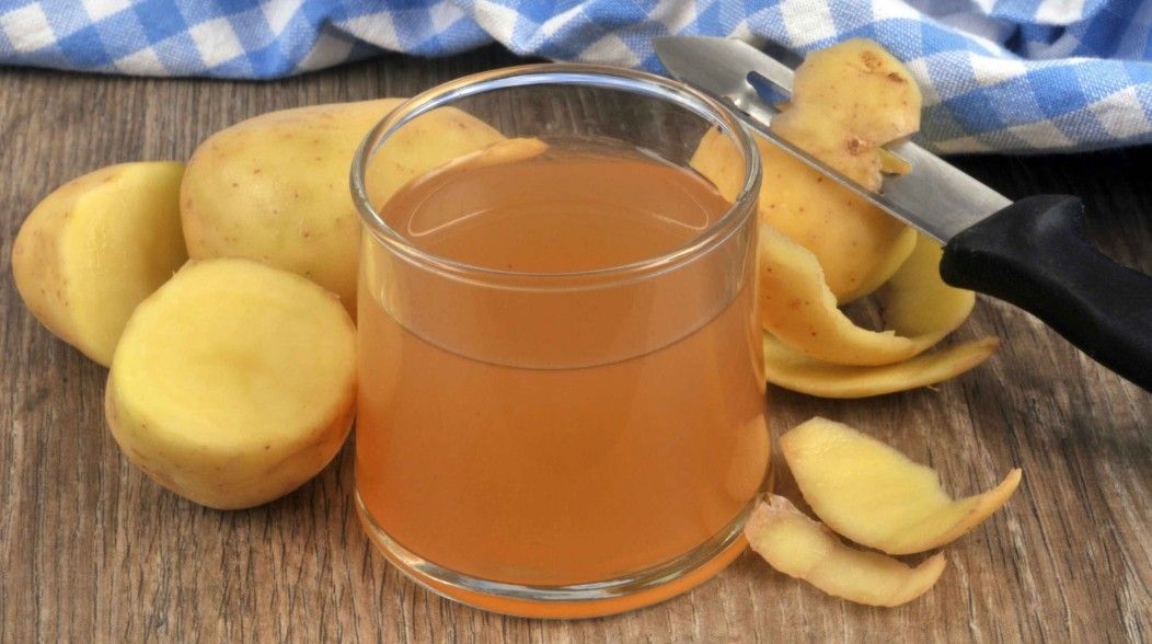 আলুর রস: আলুতে থাকা প্রাকৃতিক ব্লিচিং উপাদান ত্বকের কালো দাগ হালকা করতে অত্যন্ত কার্যকর। একটি আলু কুচি করে তার রস বের করে তুলোর সাহায্যে চোখের নীচে লাগান। ১৫ মিনিট পর ঠান্ডা জল দিয়ে ধুয়ে ফেলুন।