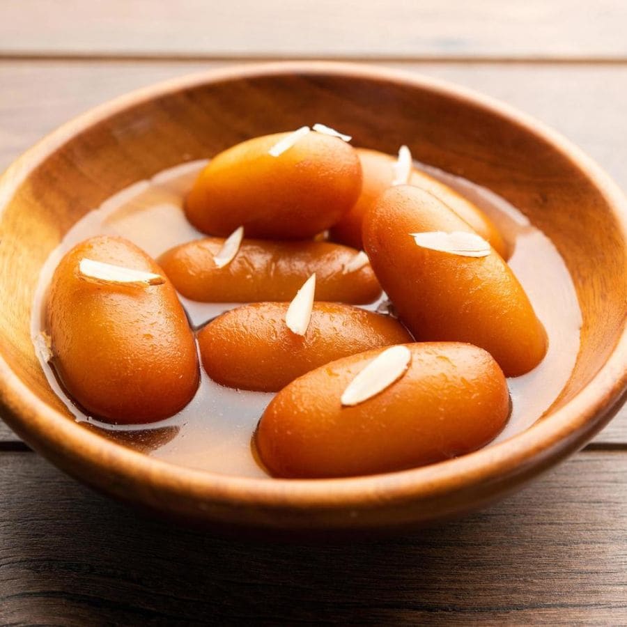 ৪। শক্তিগড় আদি ল্যাংচা ভবন: মিষ্টির কথা উঠছে আর শক্তিগড়ের ল্যাংচার প্রসঙ্গ উঠবে না, তা কী ভাবে হয়। তুলনামূলক কম দামে উন্নত মানের ল্যাংচার স্বাদ চেখে দেখতে চাইলে এক বার ঘুরেই আসুন এখানে।