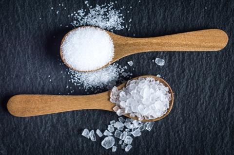 নুন ও চিনি কম খাওয়া: অতিরিক্ত নুন এবং চিনি খেলে শরীরে জল জমতে পারে, যা চোখের নীচে ফোলা ভাব বাড়ায়। নুন এবং চিনি খাওয়ার পরিমাণ নিয়ন্ত্রণ করুন।