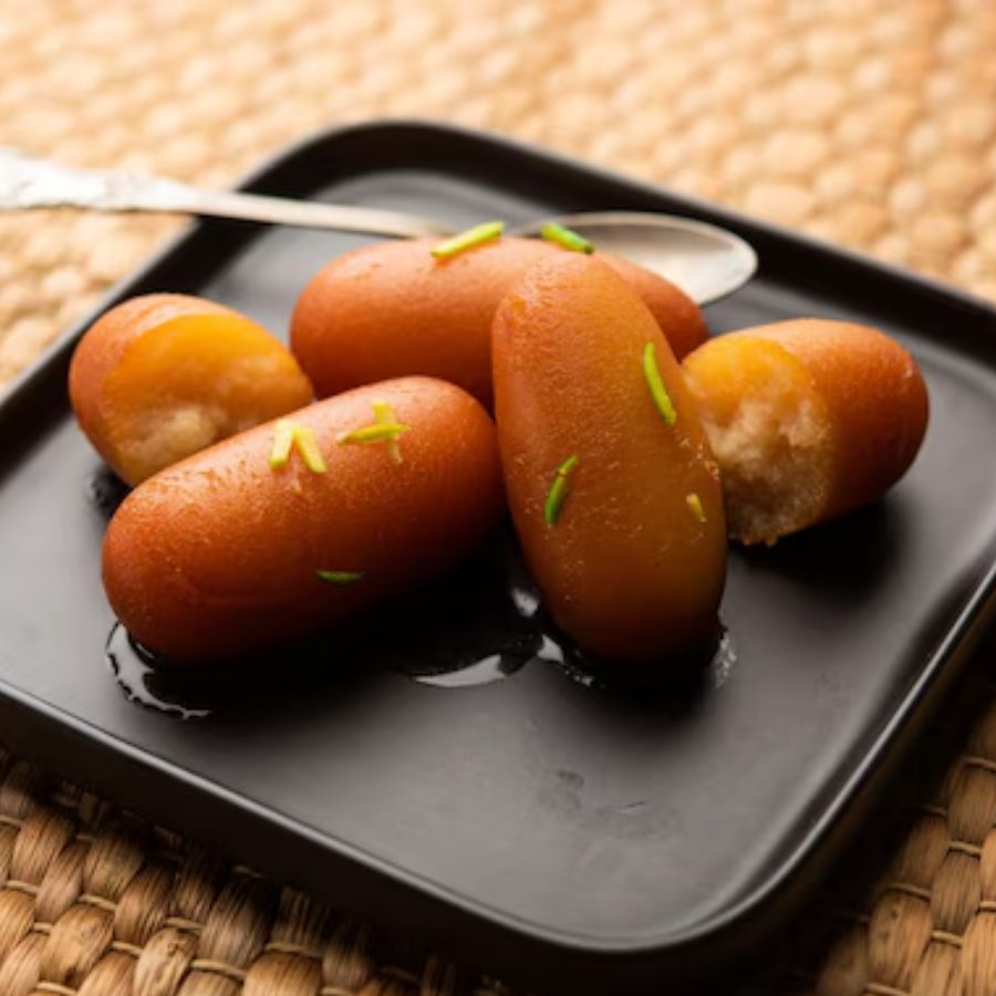 ৫। ল্যাংচা বাজার: কলকাতাবাসীর কাছে শক্তিগড় যদিও অনেকটাই দূরের গন্তব্য। তবে এই কারণে এই স্বাদ থেকে বঞ্চিত হতে হবে না। শক্তিগড়ের ল্যাংচা বাজারের শাখা রয়েছে কলকাতাতেই। এয়ারপোর্ট ১ নং গেটের কাছেই খুলে গিয়েছে এই দোকান। ল্যাংচা ছাড়াও রয়েছে রকমারি মিষ্টি। 