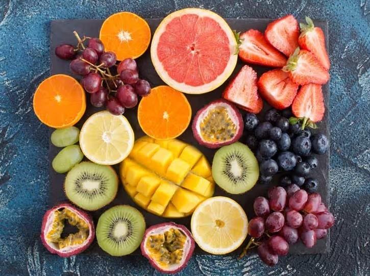 ভিটামিন সি-যুক্ত খাবার: ভিটামিন সি কোলাজেন উৎপাদন বাড়াতে সাহায্য করে, যা ত্বকের স্থিতিস্থাপকতা বাড়ায় এবং চোখের চারপাশের ত্বককে সুস্থ রাখে। কমলা, লেবু, কিউই, ক্যাপসিকাম, ইত্যাদি ভিটামিন সি-যুক্ত খাবার বেশি করে খান।  (এই প্রতিবেদনটি ‘আনন্দ উৎসব’ ফিচারের একটি অংশ।)