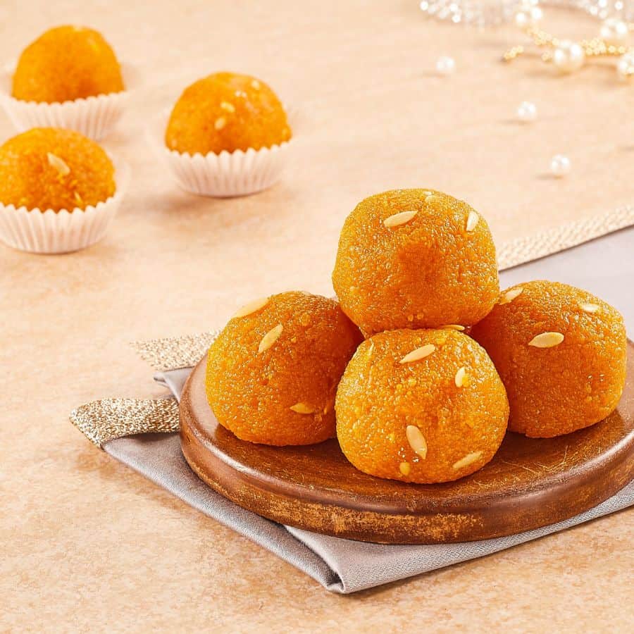 ৬। নিউ বাসন্তী সুইটস্‌: দমদম নাগেরবাজার অঞ্চলের একটি বিখ্যাত মিষ্টির দোকান। যশোর রোডের উপরে এই দোকান আপনাকে নিরাশ করবে না।  