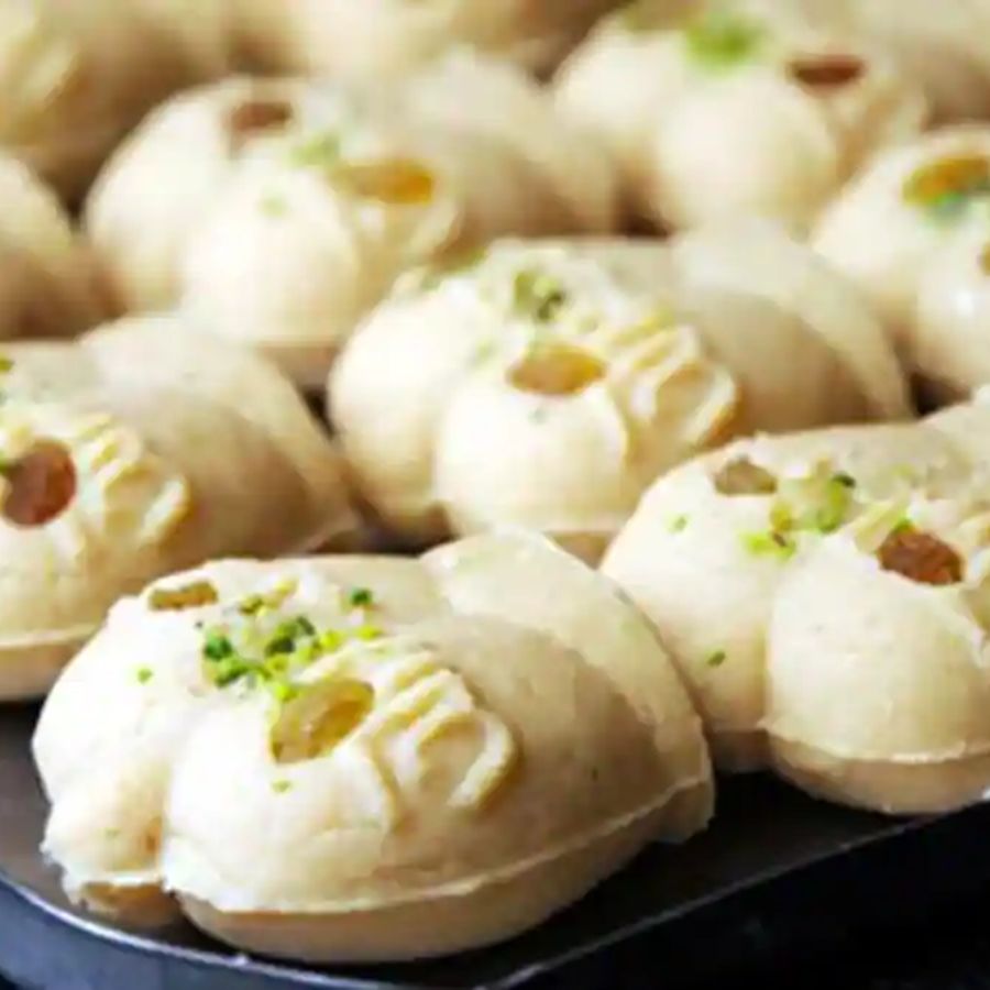 ৭। চন্দননগরের সুর্যকুমার মোদক: মিষ্টিপ্রিয় চন্দননগরবাসী অথচ এই দোকানের নাম জানেন না, এমন কাউকে খুঁজে পাওয়া দুষ্কর। চন্দননগর মানেই সুর্যকুমার মোদকের বিখ্যাত জলভরা সন্দেশ। 