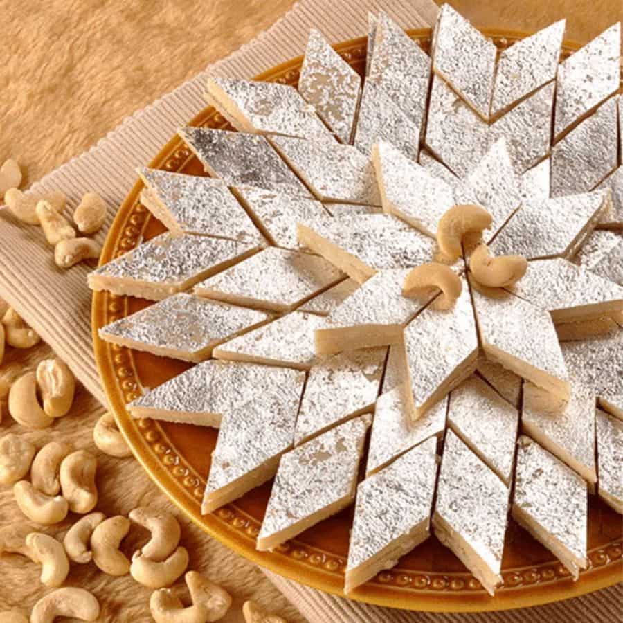 ৮। নিউ ভারত মিষ্টান্ন ভান্ডার: রাসবিহারী থেকে লেক রোড ধরে চারুচন্দ্র কলেজের দিকে যাওয়ার পথেই পেয়ে যাবেন এই দোকানের সন্ধান। ফুটপাত ধরে এগোলেই দেখতে পেয়ে যাবেন। দক্ষিণ কলকাতার মধ্যে অন্যতম সেরা মিষ্টান্ন ভান্ডার যেখানে অতি কমদামেই তৃপ্ত হতে পারবেন। 