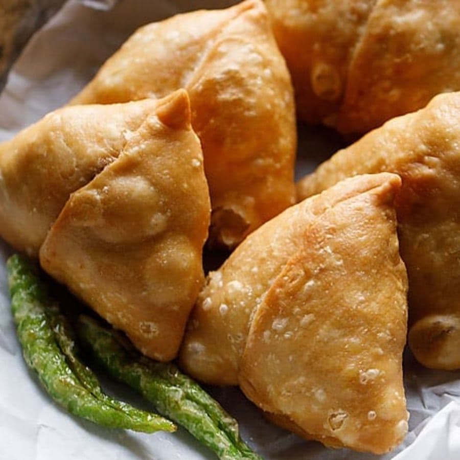 ৯। কে সি মাইতি: দক্ষিণ কলকাতার ট্র্যাঙ্গুলার পার্কের ঠিক বিপরীতেই রয়েছে এই মিষ্টির দোকান। কখনও ঘুরতে গেলে এই দোকানের শিঙাড়া খেয়ে আসতে ভুলবেন না। 