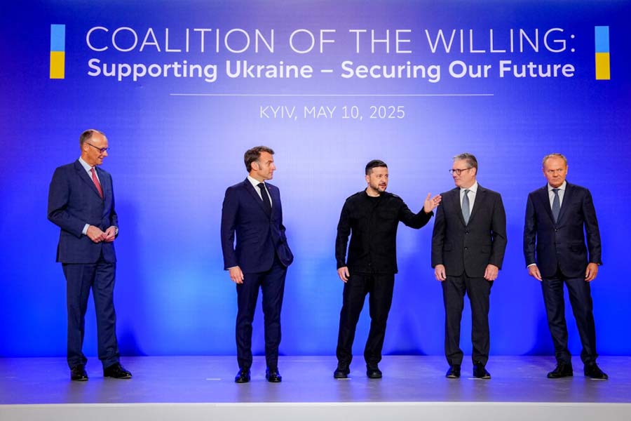 France and Britain wants to secure Ukraine with 10,000 troops, what America is thinking about coalition of the willing