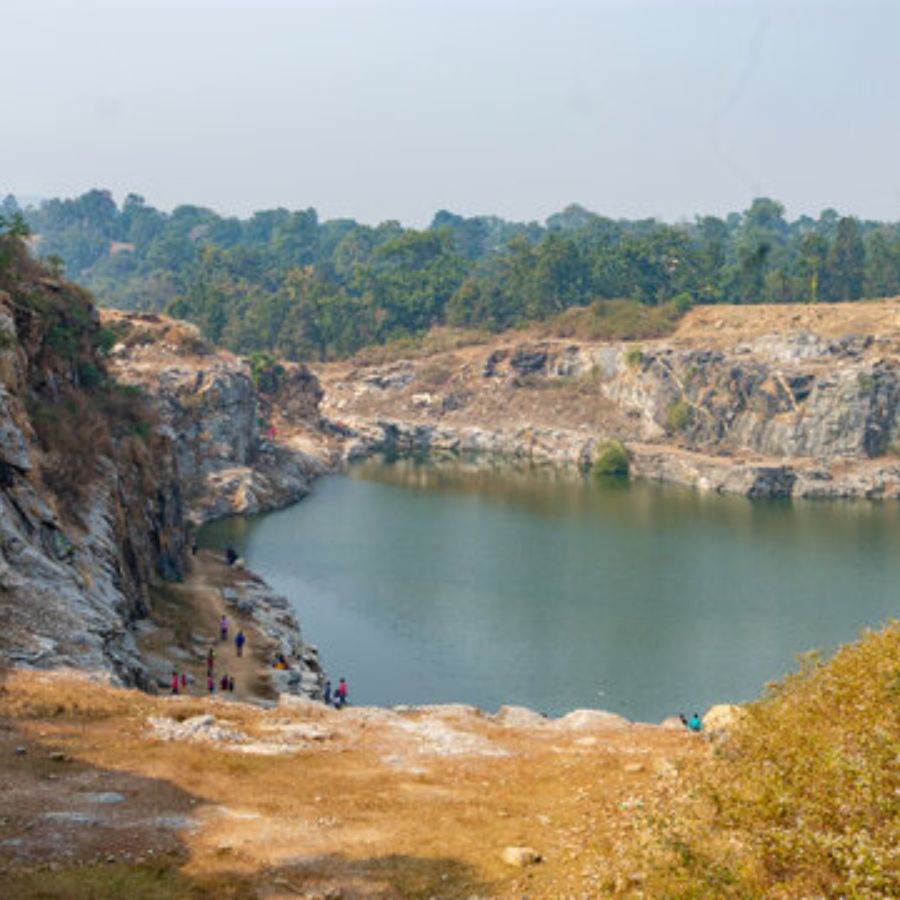 টুরগা জলপ্রপাত: পুরুলিয়া জেলার টুরগা জলপ্রপাতের কাছে একটি পুরনো মন্দির আছে, যেখানে প্রতি বছর দুর্গাপুজো হয়। এখানে পুজো দেখতে গেলে একদিকে যেমন দুর্গাপুজোর আমেজ পাবেন, তেমনই জলপ্রপাতের প্রাকৃতিক সৌন্দর্যও উপভোগ করতে পারবেন।