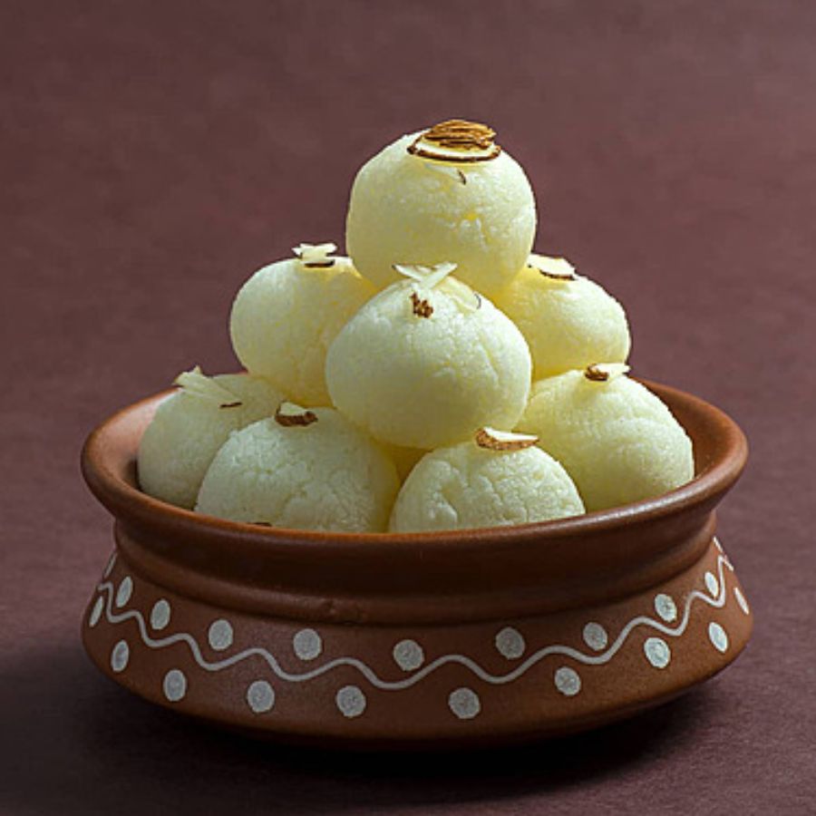 ১০। গণেশ: রাসবিহারী অ্যাভিনিউয়ের উপরেই রয়েছে এই দোকান।   (এই প্রতিবেদনটি ‘আনন্দ উৎসব’ ফিচারের একটি অংশ)।