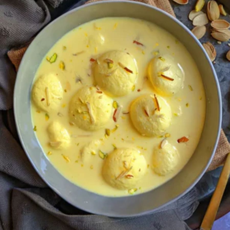 ২। কিন্তু মিষ্টির লোভনীয় স্বাদ যদি পেয়ে যান তুলনায় কম দামেই, তা হলে কেমন হয়? রইল জনপ্রিয় কিছু মিষ্টান্ন ভান্ডারের তালিকা। 