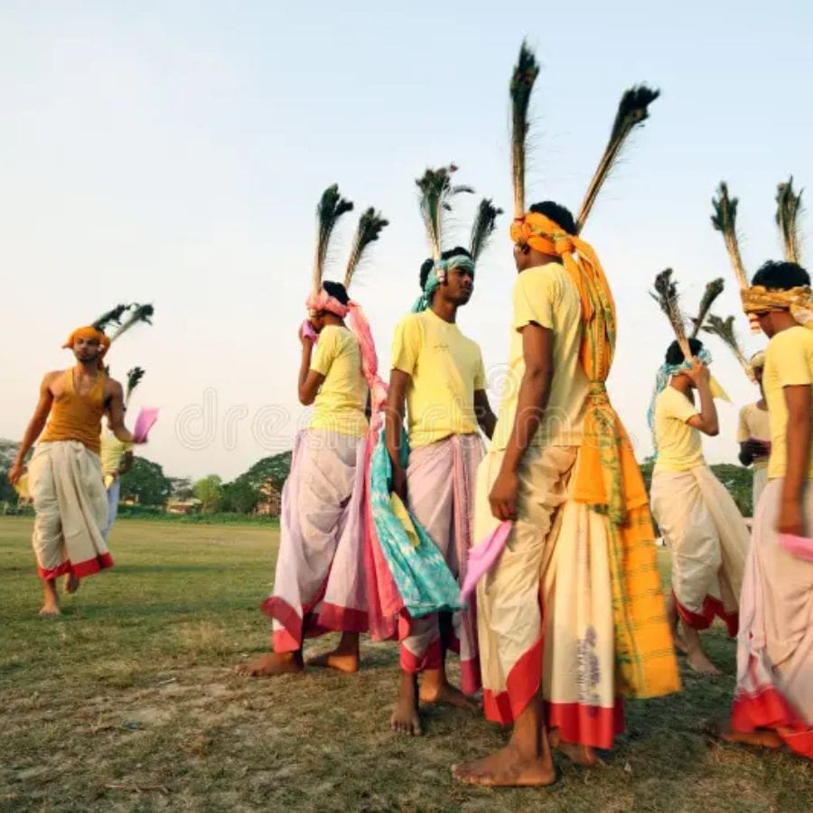 অযোধ্যা পাহাড়: অযোধ্যা পাহাড়ের বিভিন্ন ছোট ছোট গ্রামে এবং আদিবাসী এলাকায় স্থানীয়রা নিজেদের মতো করে পুজো করেন। এখানে কোনও বড় প্যান্ডেল না থাকলেও পুজোর ঐতিহ্য এবং আতিথেয়তা আপনাকে মুগ্ধ করবে।
