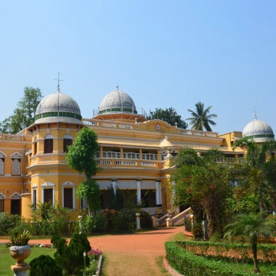 ঝাড়গ্রাম রাজবাড়ি: ঝাড়গ্রাম রাজবাড়ির পুজো প্রায় চারশো বছরের পুরনো। এখানে পুজো দেখতে গেলে প্রকৃতির সঙ্গে প্রাচীন ঐতিহ্যের এক দারুণ মিশ্রণ দেখতে পাওয়া যায়। রাজবাড়ির পাশেই ঘন জঙ্গল, তাই এটি এক শান্ত এবং নির্জন পরিবেশ তৈরি করে।