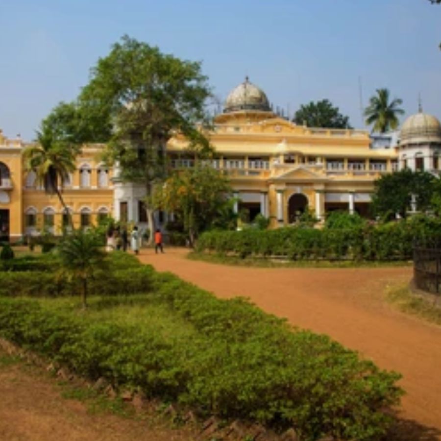 কলাবনী বা কেওনঝোর: ঝাড়গ্রামের এই অঞ্চলগুলোতে কিছু রিসর্ট রয়েছে, যেখানে পুজোর সময়ে থাকার বিশেষ আয়োজন করা হয়। এখানে পুজোর পাশাপাশি আপনি বন্য প্রাণী দেখার এবং ট্রেকিং করার সুযোগও পাবেন।